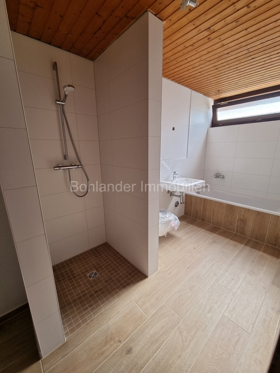 Gepflegtes 3-Familienhaus mit Garten und Garage in ruhiger Lage