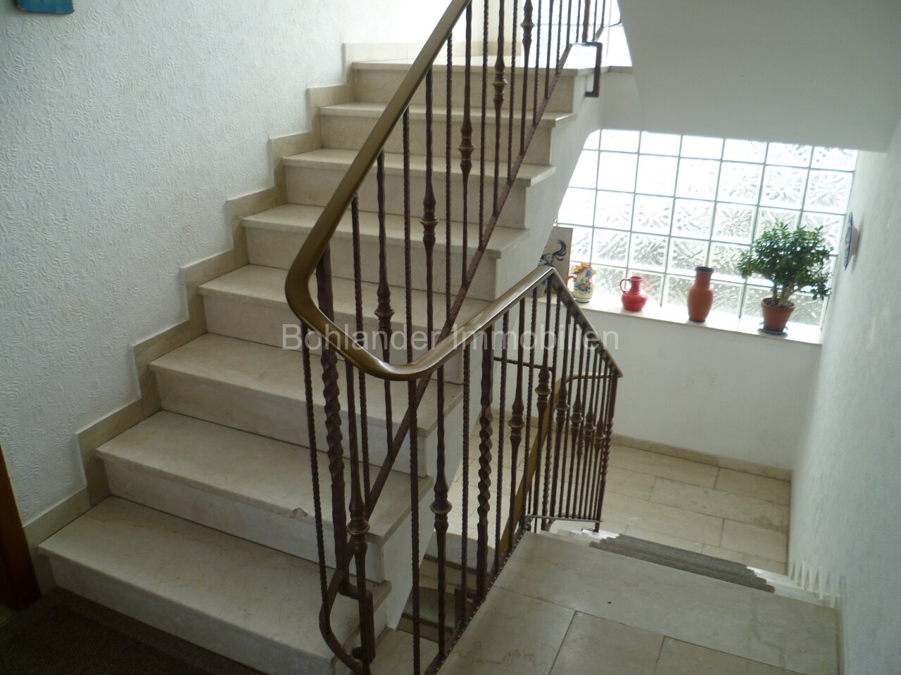 Gepflegtes 3-Familienhaus mit Garten und Garage in ruhiger Lage