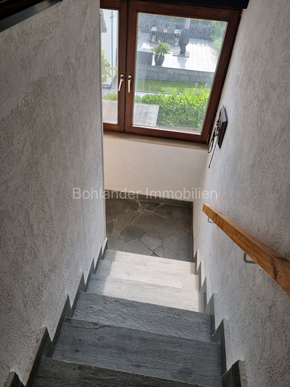 Gepflegtes 3-Familienhaus mit Garten und Garage in ruhiger Lage