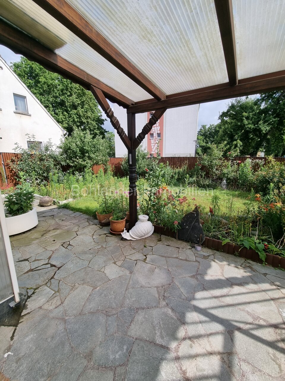 Gepflegtes 3-Familienhaus mit Garten und Garage in ruhiger Lage