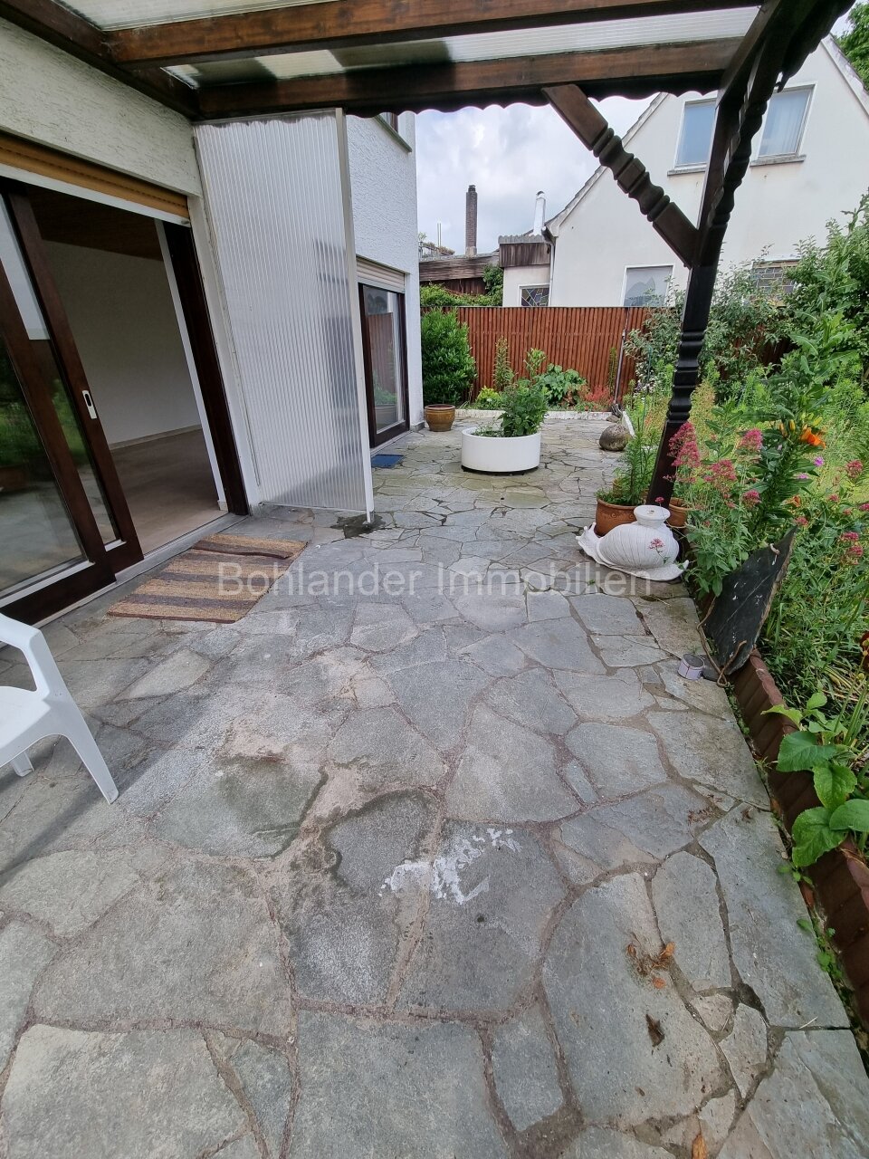 Gepflegtes 3-Familienhaus mit Garten und Garage in ruhiger Lage