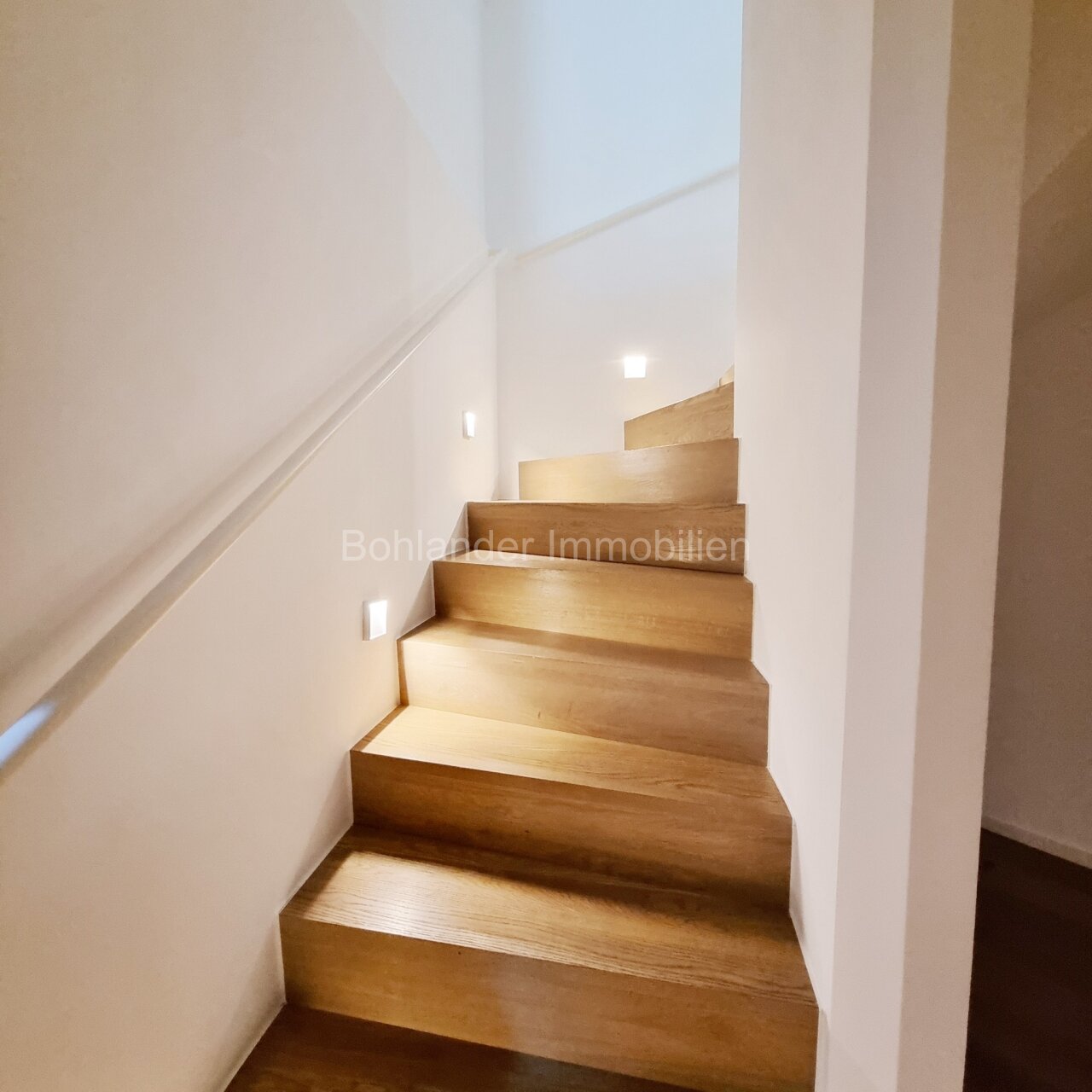 Lerchesberg, moderne Maisonette-Whg. mit 6 Zimmern und Garten