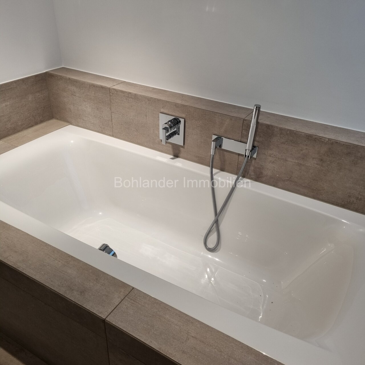 Lerchesberg, moderne Maisonette-Whg. mit 6 Zimmern und Garten