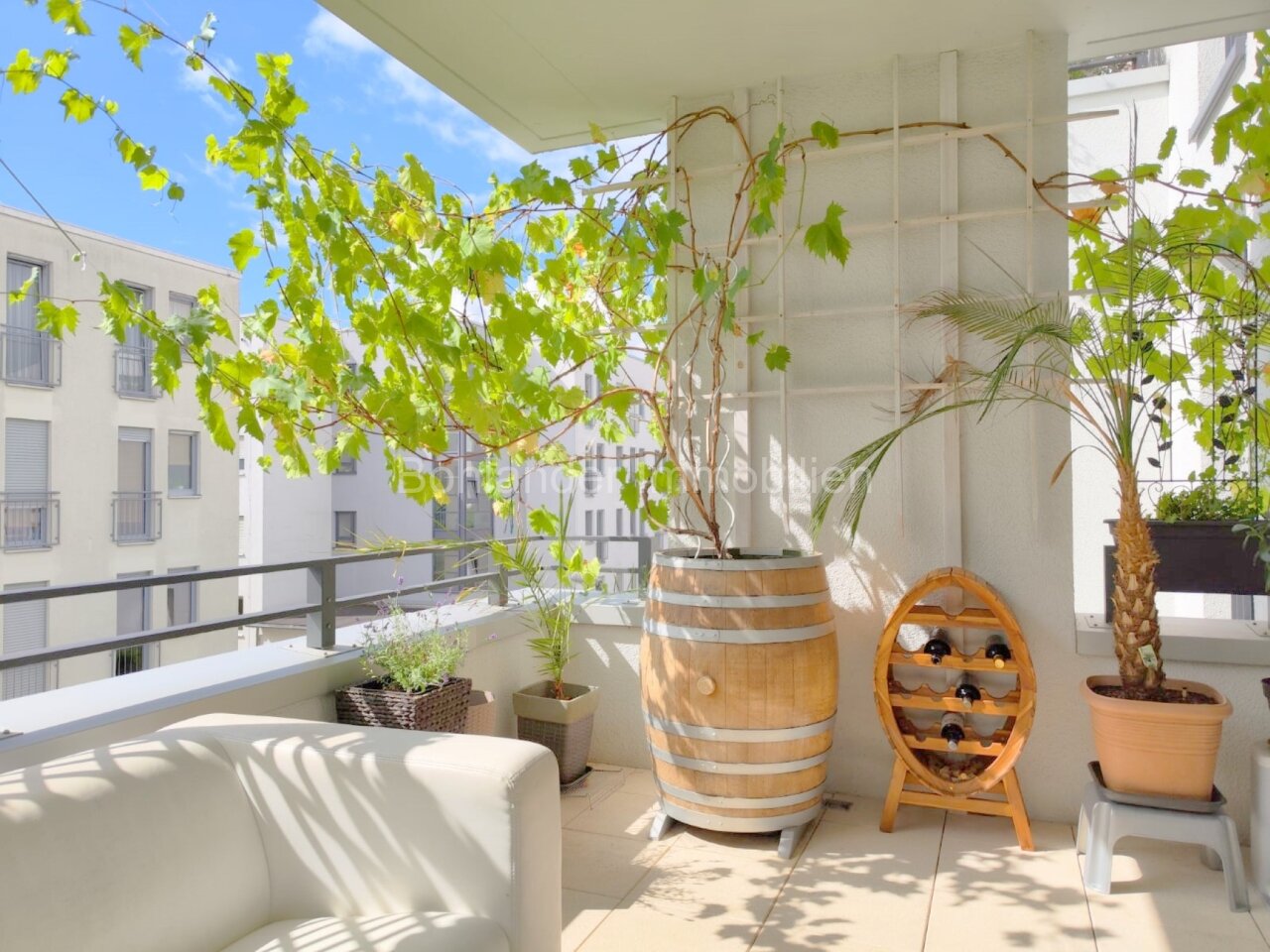 Moderne 3-Zimmer-Wohnung mit großem Sonnenbalkon inklusive Tiefgaragenplatz und Einbauküche