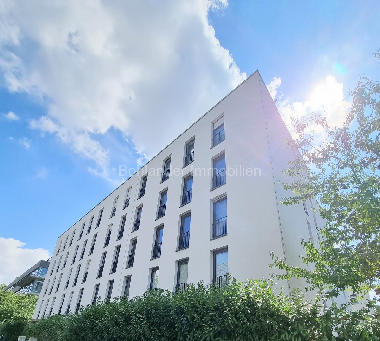 Moderne 3-Zimmer-Wohnung mit großem Sonnenbalkon inklusive Tiefgaragenplatz und Einbauküche