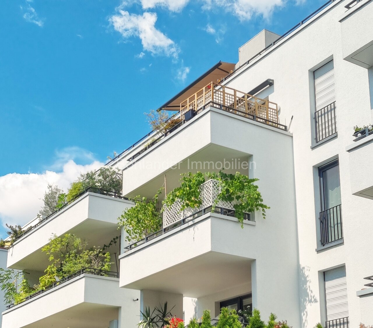 Moderne 3-Zimmer-Wohnung mit großem Sonnenbalkon inklusive Tiefgaragenplatz und Einbauküche