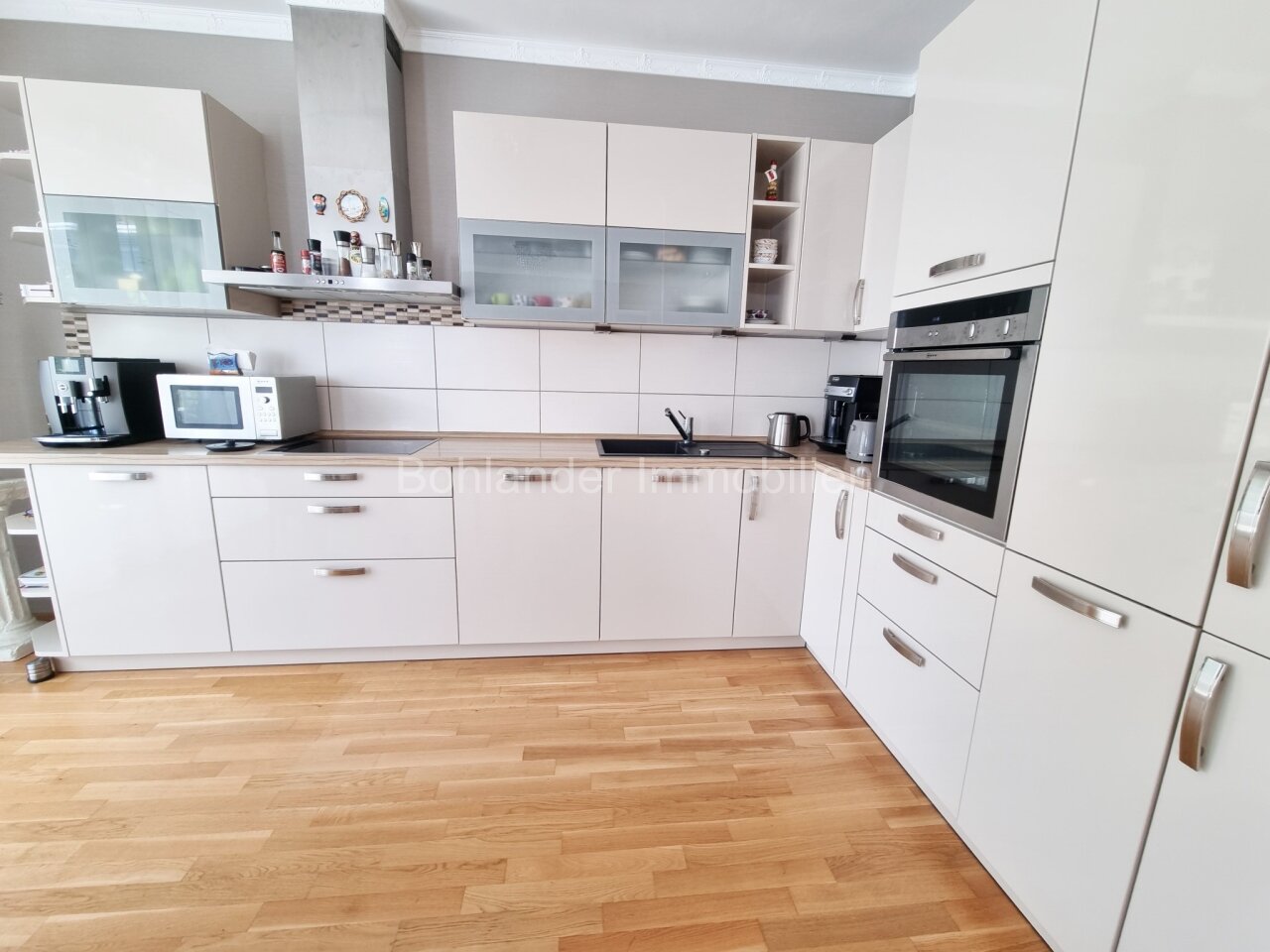 Moderne 3-Zimmer-Wohnung mit großem Sonnenbalkon inklusive Tiefgaragenplatz und Einbauküche