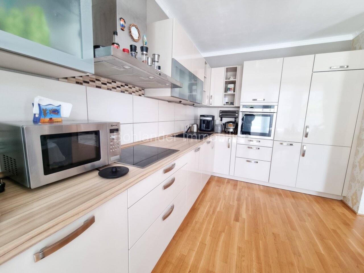 Moderne 3-Zimmer-Wohnung mit großem Sonnenbalkon inklusive Tiefgaragenplatz und Einbauküche