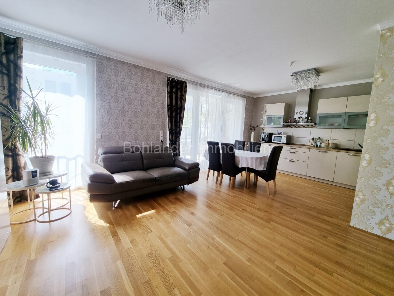 Moderne 3-Zimmer-Wohnung mit großem Sonnenbalkon inklusive Tiefgaragenplatz und Einbauküche