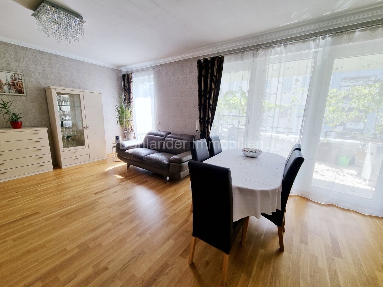 Moderne 3-Zimmer-Wohnung mit großem Sonnenbalkon inklusive Tiefgaragenplatz und Einbauküche