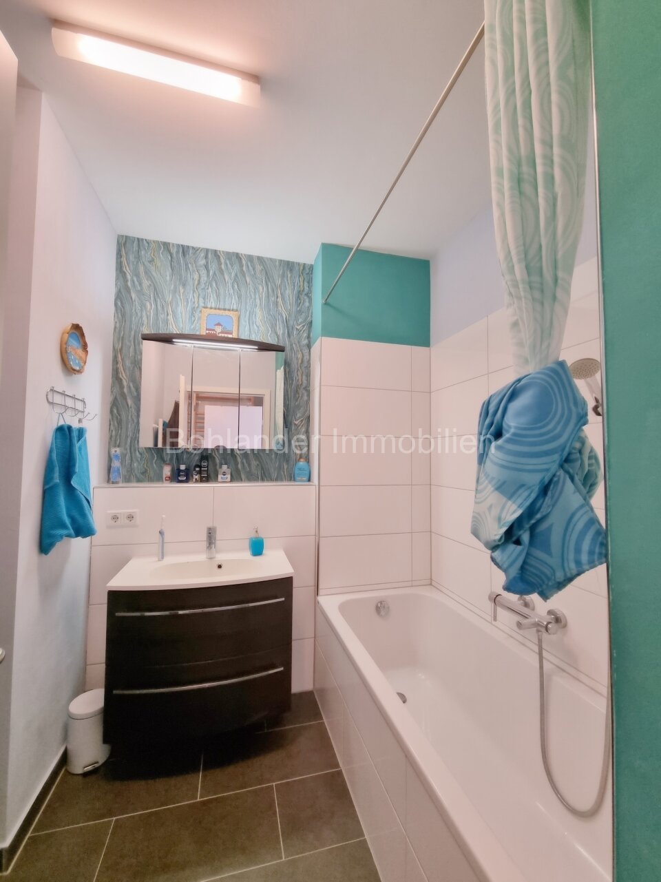 Moderne 3-Zimmer-Wohnung mit großem Sonnenbalkon inklusive Tiefgaragenplatz und Einbauküche