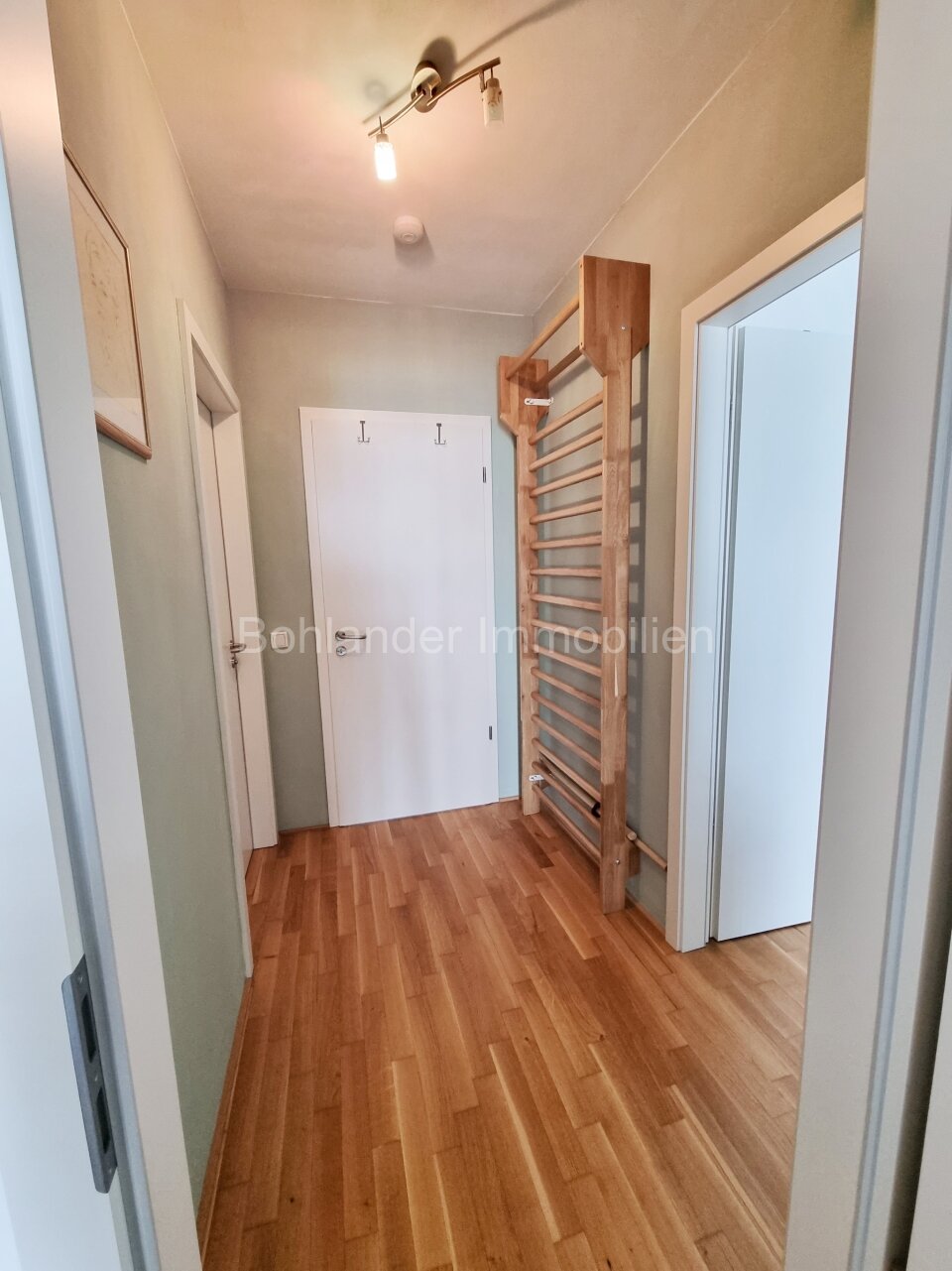 Moderne 3-Zimmer-Wohnung mit großem Sonnenbalkon inklusive Tiefgaragenplatz und Einbauküche