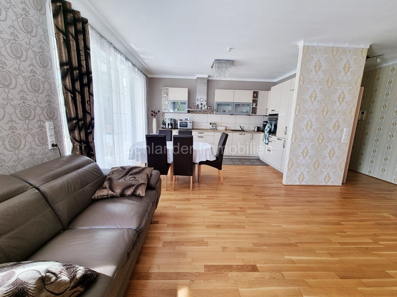 Moderne 3-Zimmer-Wohnung mit großem Sonnenbalkon inklusive Tiefgaragenplatz und Einbauküche