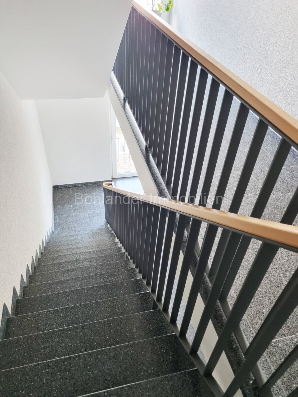 Moderne 3-Zimmer-Wohnung mit großem Sonnenbalkon inklusive Tiefgaragenplatz und Einbauküche