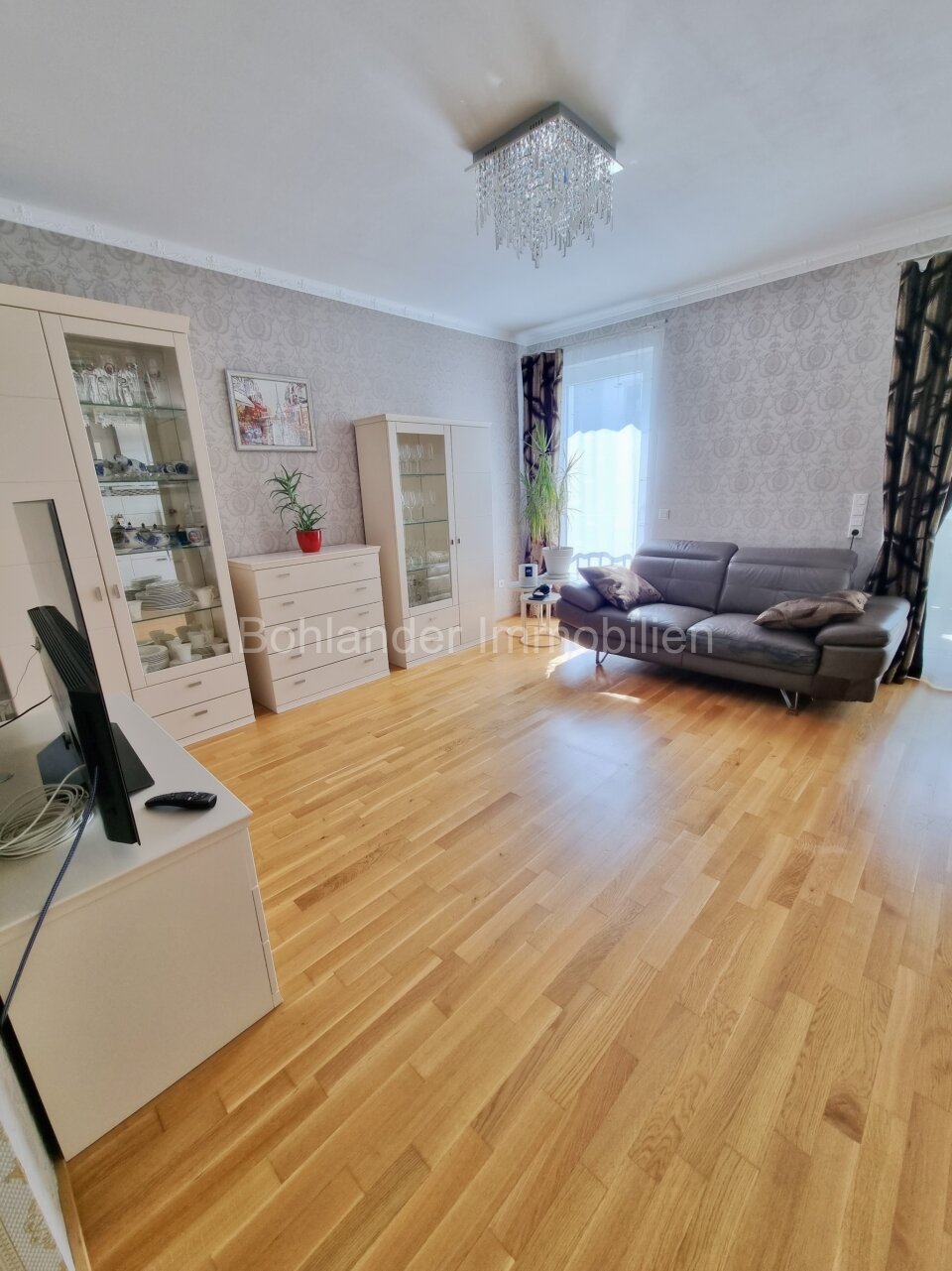 Moderne 3-Zimmer-Wohnung mit großem Sonnenbalkon inklusive Tiefgaragenplatz und Einbauküche