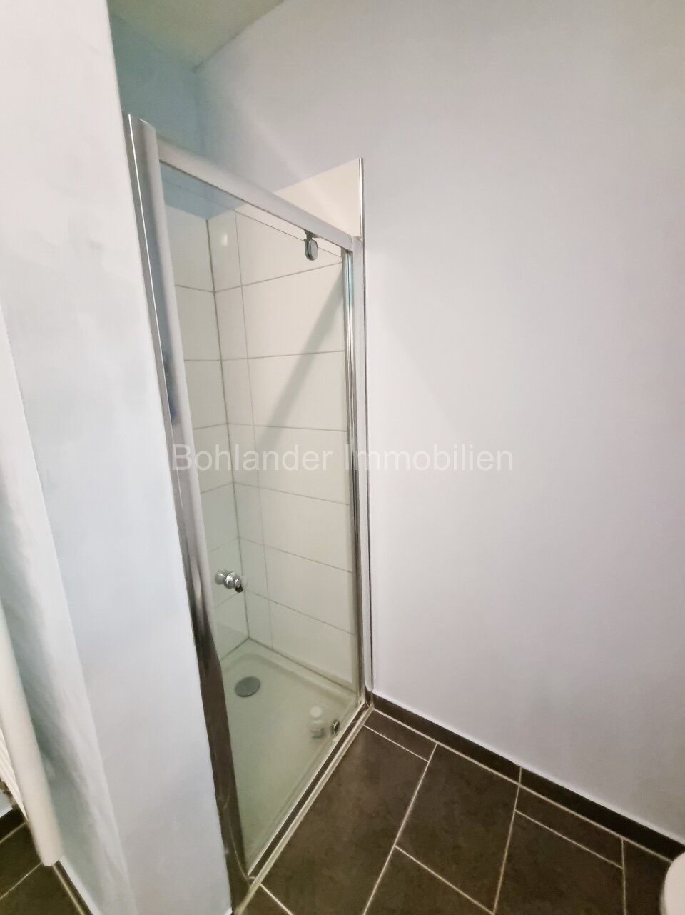 Moderne 3-Zimmer-Wohnung mit großem Sonnenbalkon inklusive Tiefgaragenplatz und Einbauküche