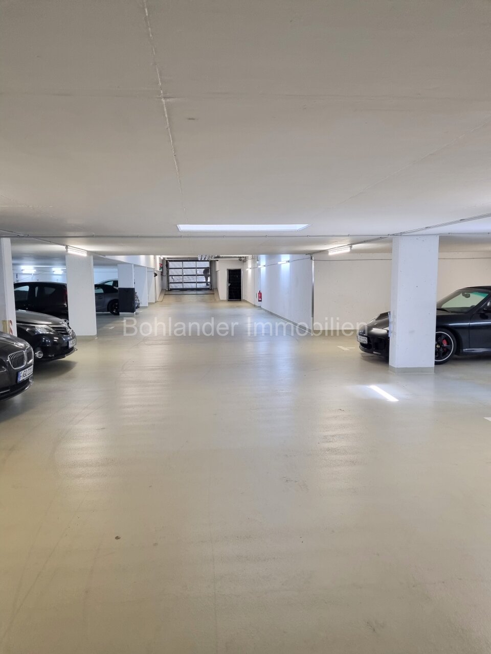 Moderne 3-Zimmer-Wohnung mit großem Sonnenbalkon inklusive Tiefgaragenplatz und Einbauküche