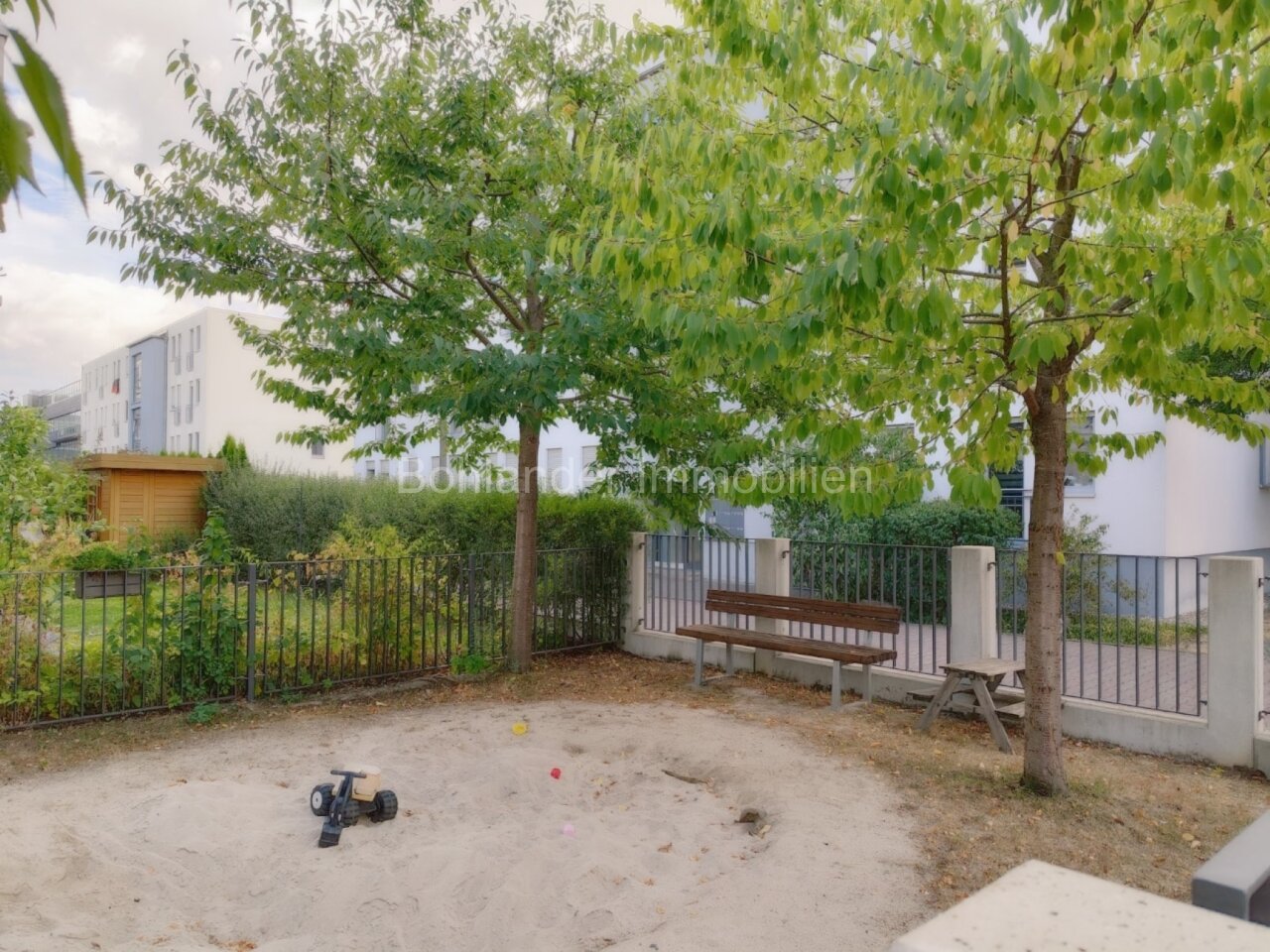 Moderne 3-Zimmer-Wohnung mit großem Sonnenbalkon inklusive Tiefgaragenplatz und Einbauküche