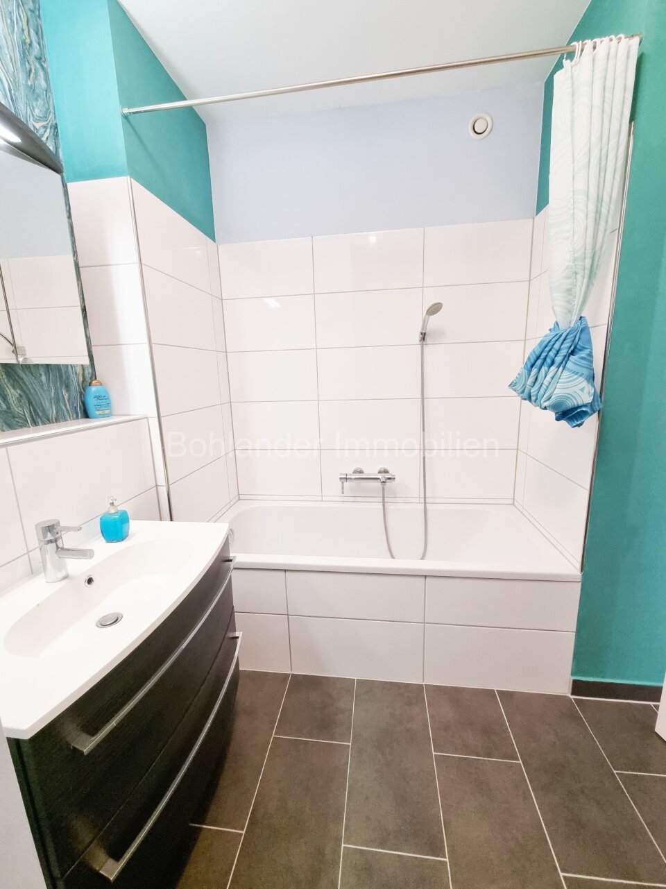 Moderne 3-Zimmer-Wohnung mit großem Sonnenbalkon inklusive Tiefgaragenplatz und Einbauküche