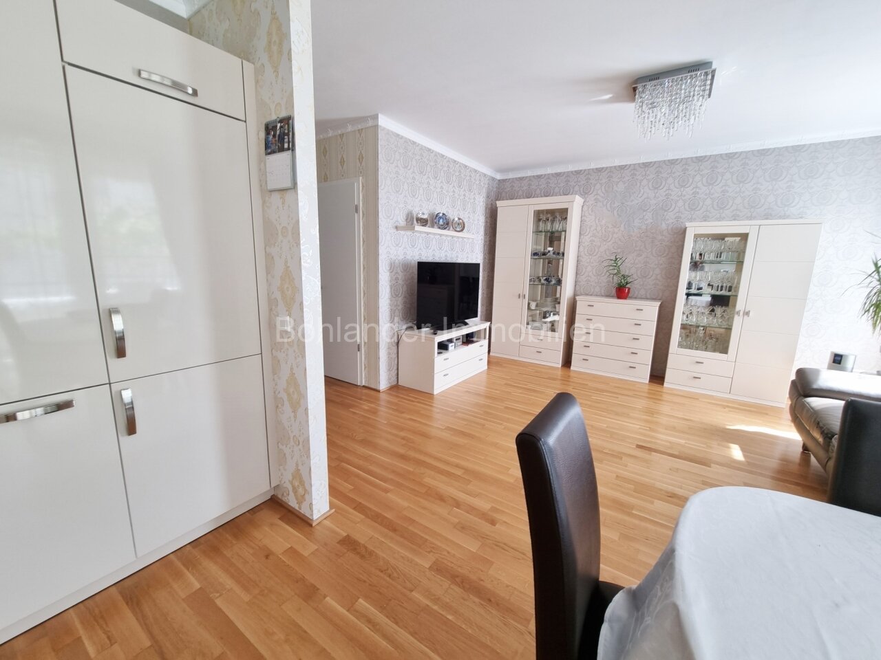 Moderne 3-Zimmer-Wohnung mit großem Sonnenbalkon inklusive Tiefgaragenplatz und Einbauküche