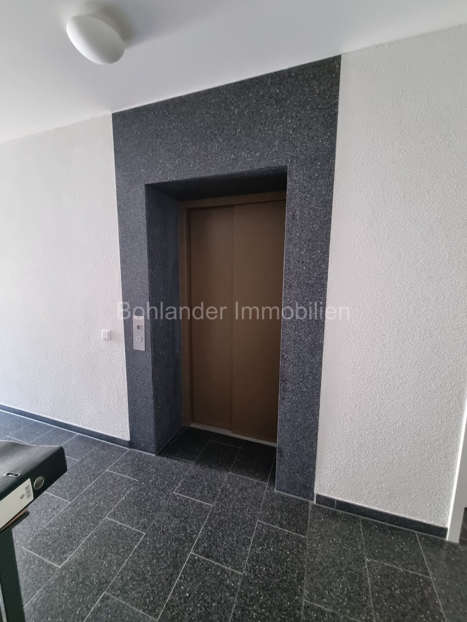 Moderne 3-Zimmer-Wohnung mit großem Sonnenbalkon inklusive Tiefgaragenplatz und Einbauküche