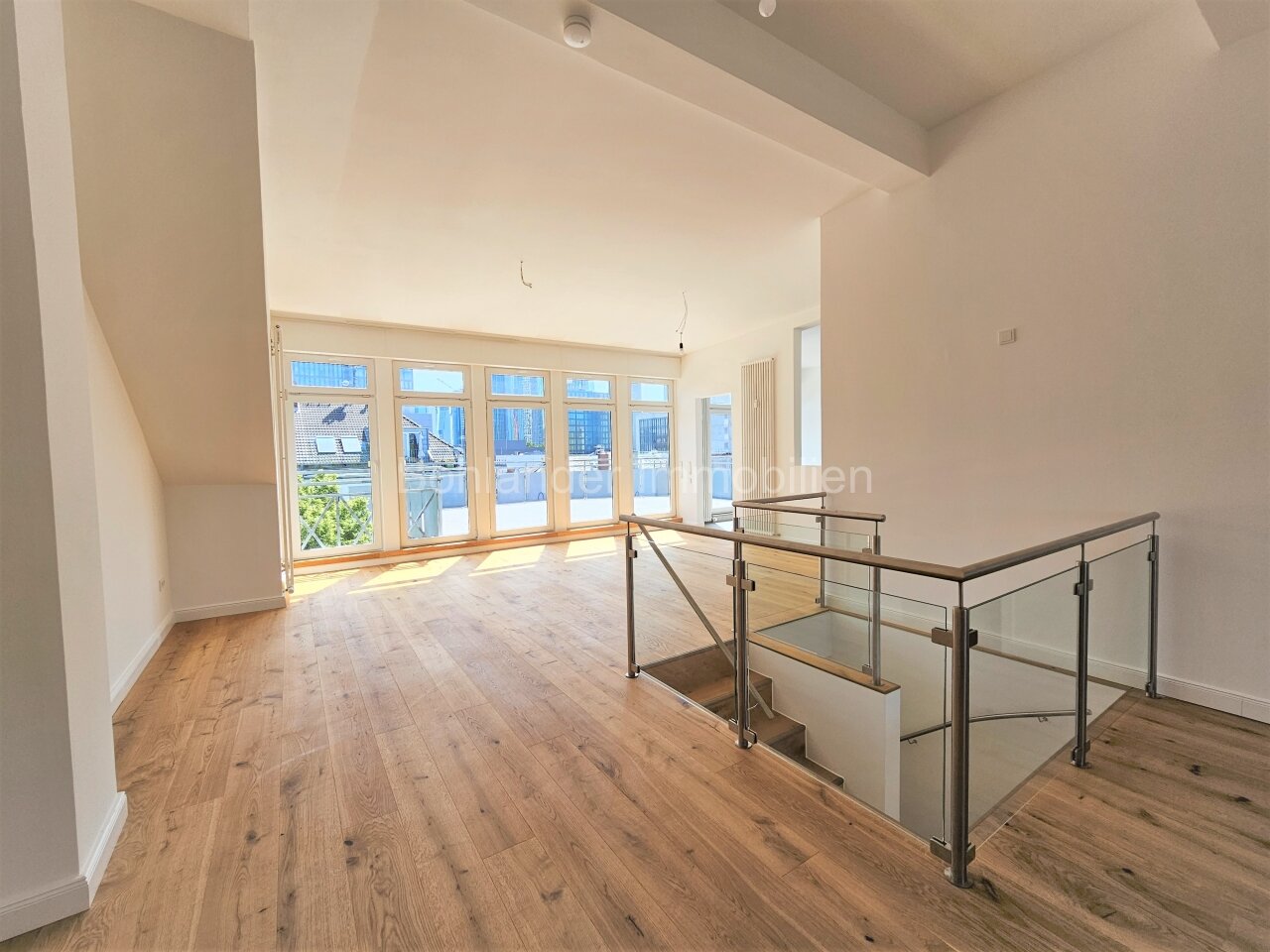 Sanierte Maisonette-Wohnung mit 2 Terrassen und Skylineblick