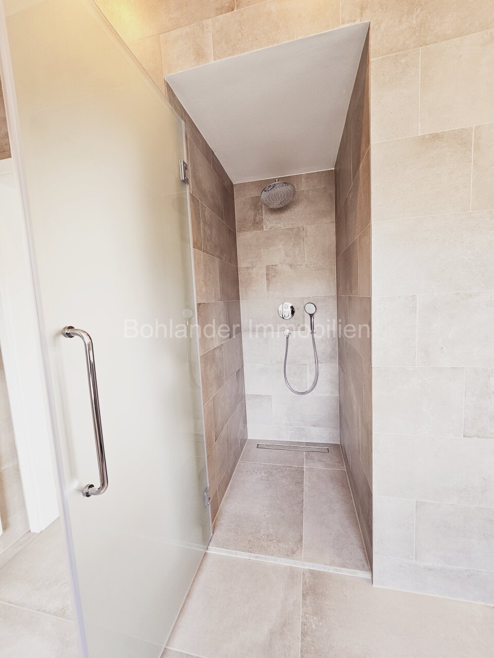 Sanierte Maisonette-Wohnung mit 2 Terrassen und Skylineblick