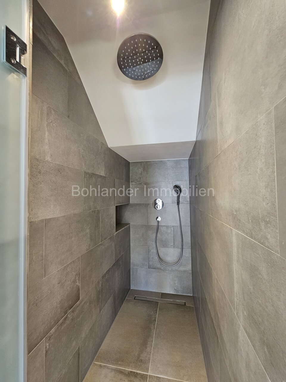Sanierte Maisonette-Wohnung mit 2 Terrassen und Skylineblick