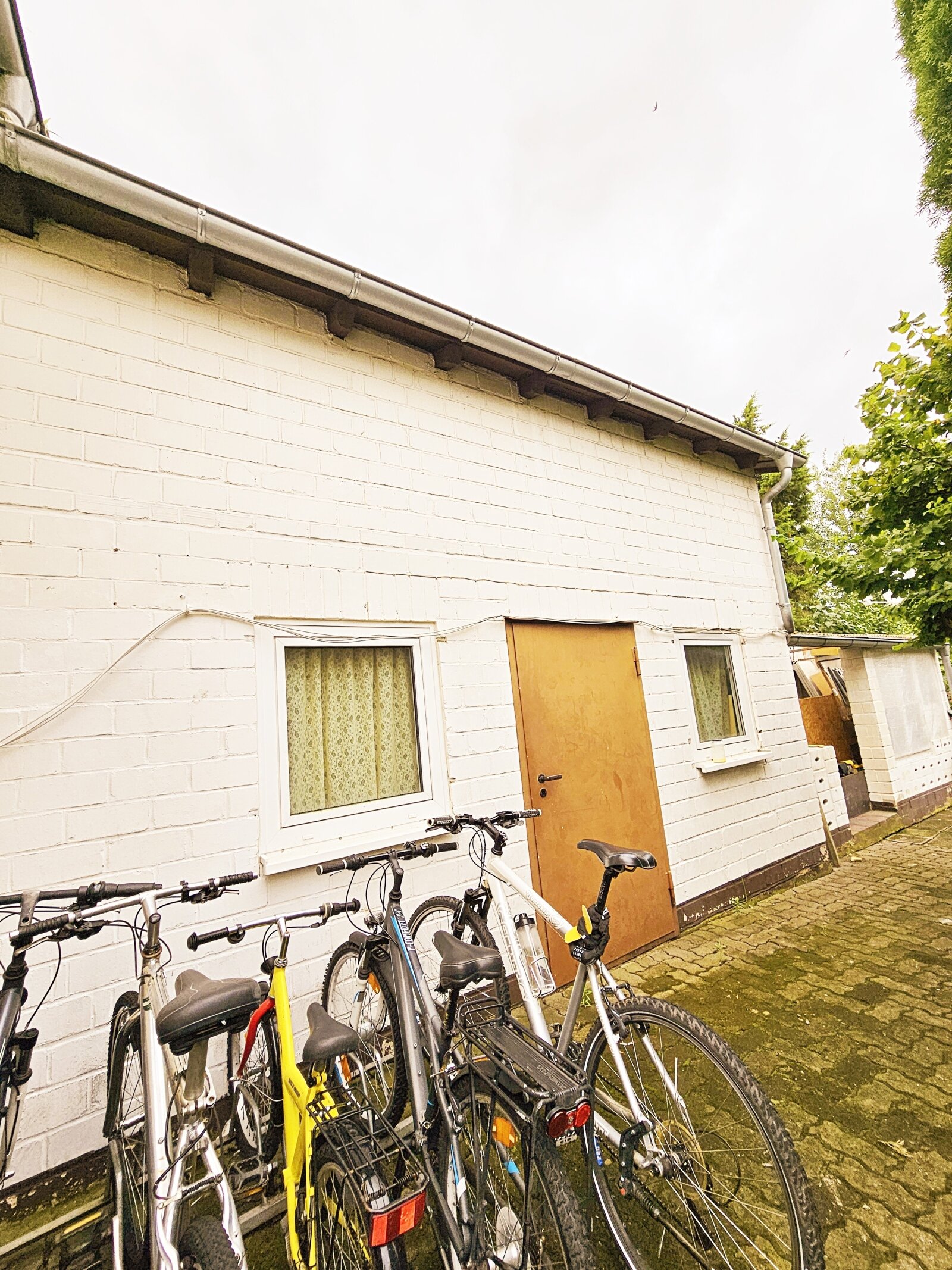 ***Teilvermietetes 1-2-Familienhaus mit großem Garten und 2 Garagen***