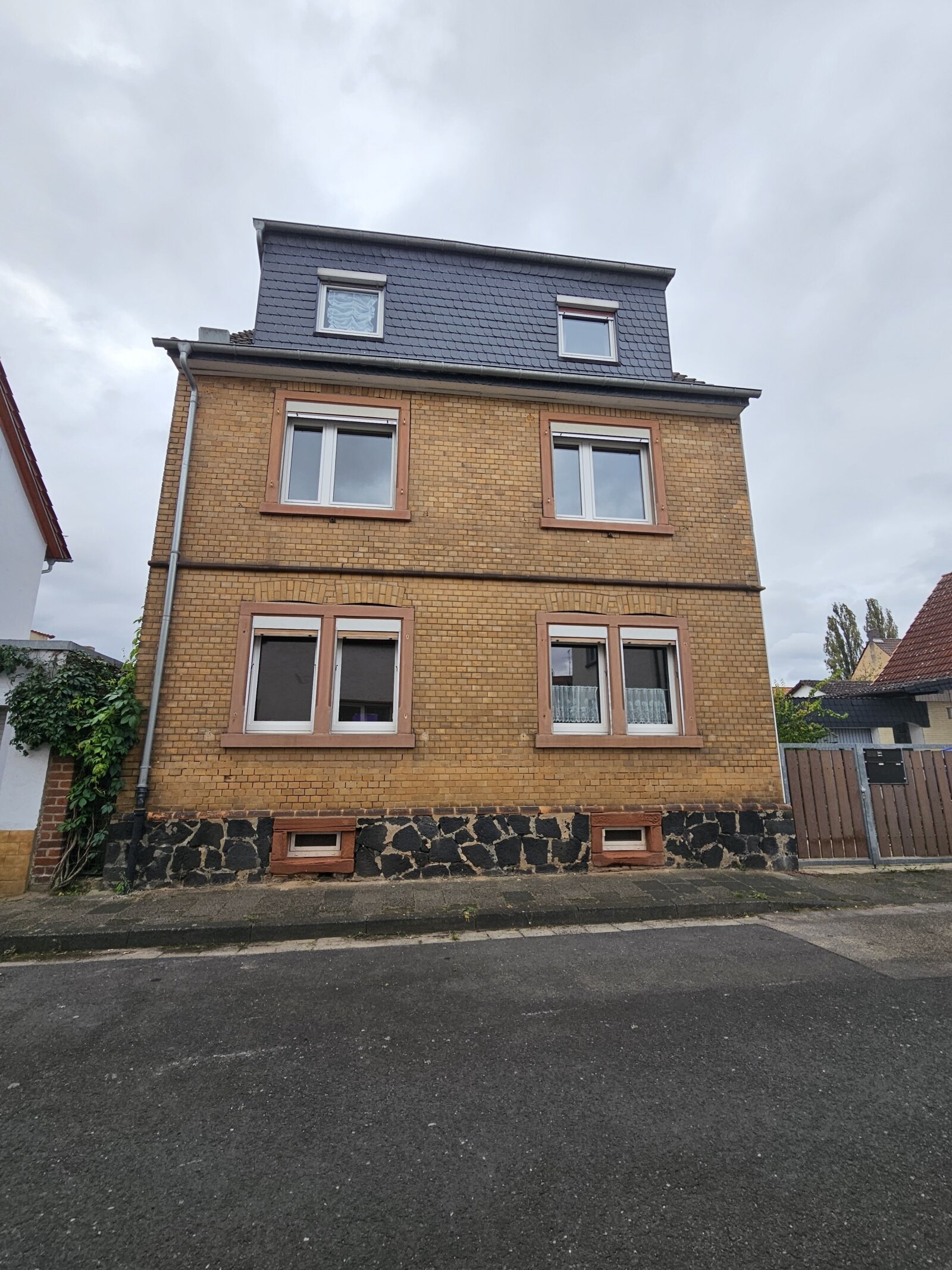 Freistehendes 1-2 Familienhaus mit schönem Garten in ruhiger Lage von Groß-Auheim