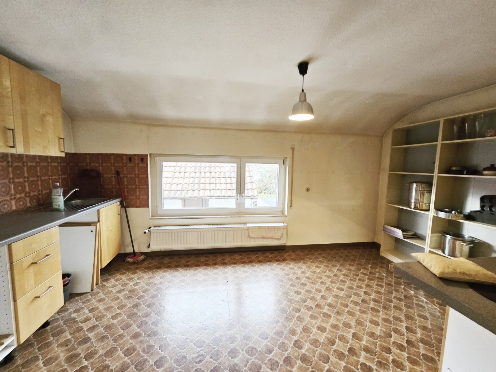 1-2 Familienhaus mit weiterer Bebauungsmöglichkeit und großem Garten