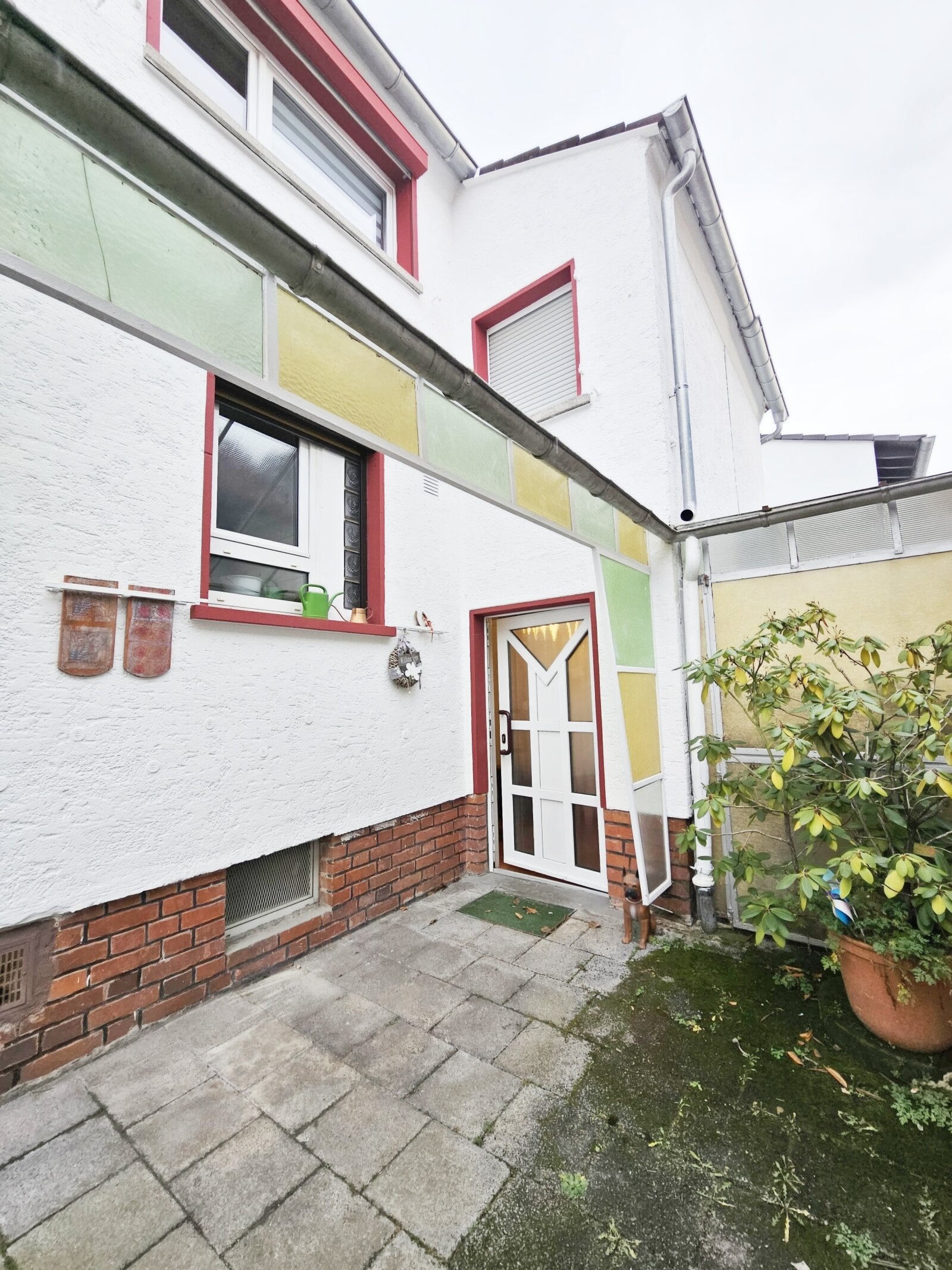 1-2 Familienhaus mit weiterer Bebauungsmöglichkeit und großem Garten