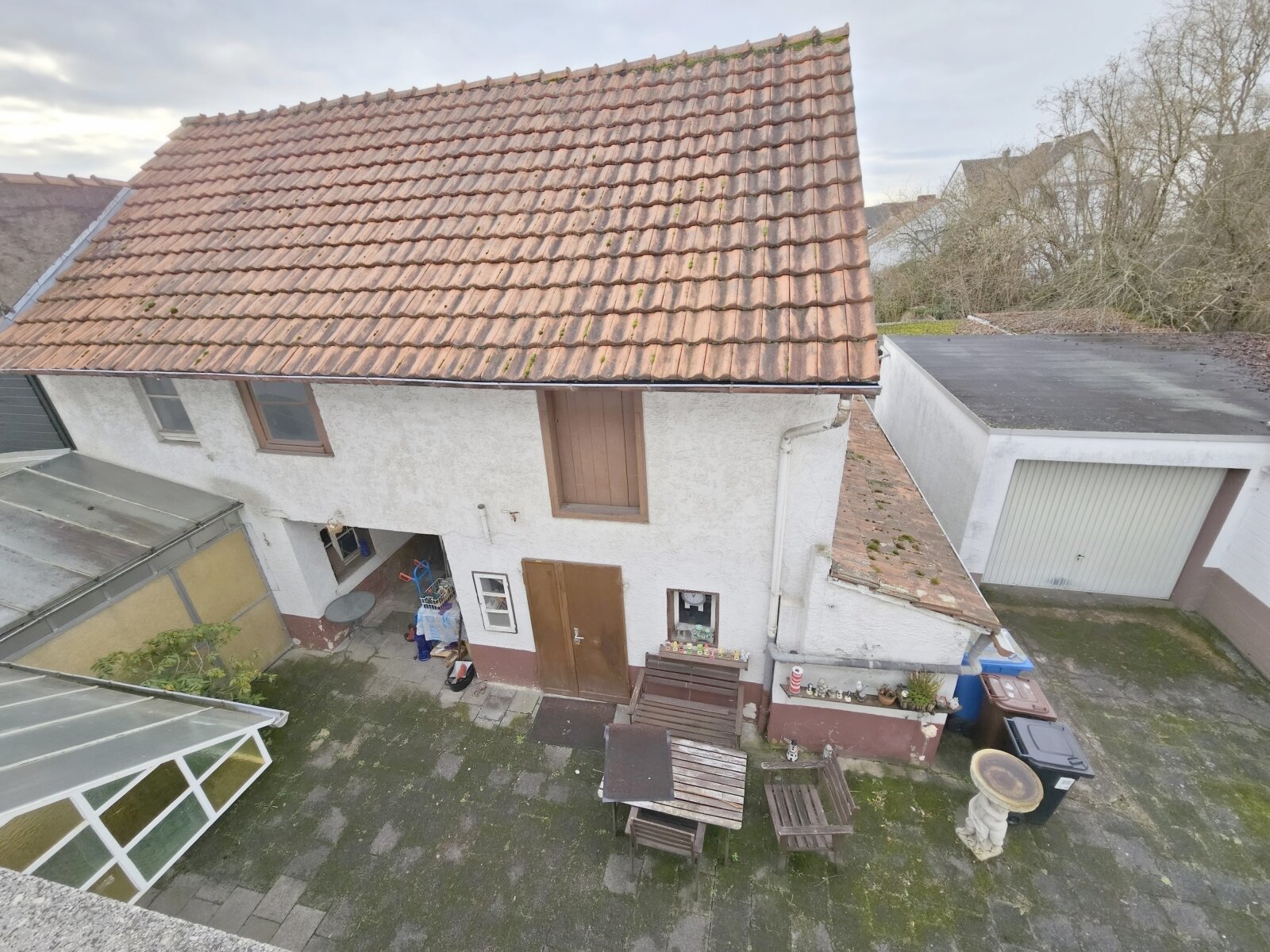 1-2 Familienhaus mit weiterer Bebauungsmöglichkeit und großem Garten