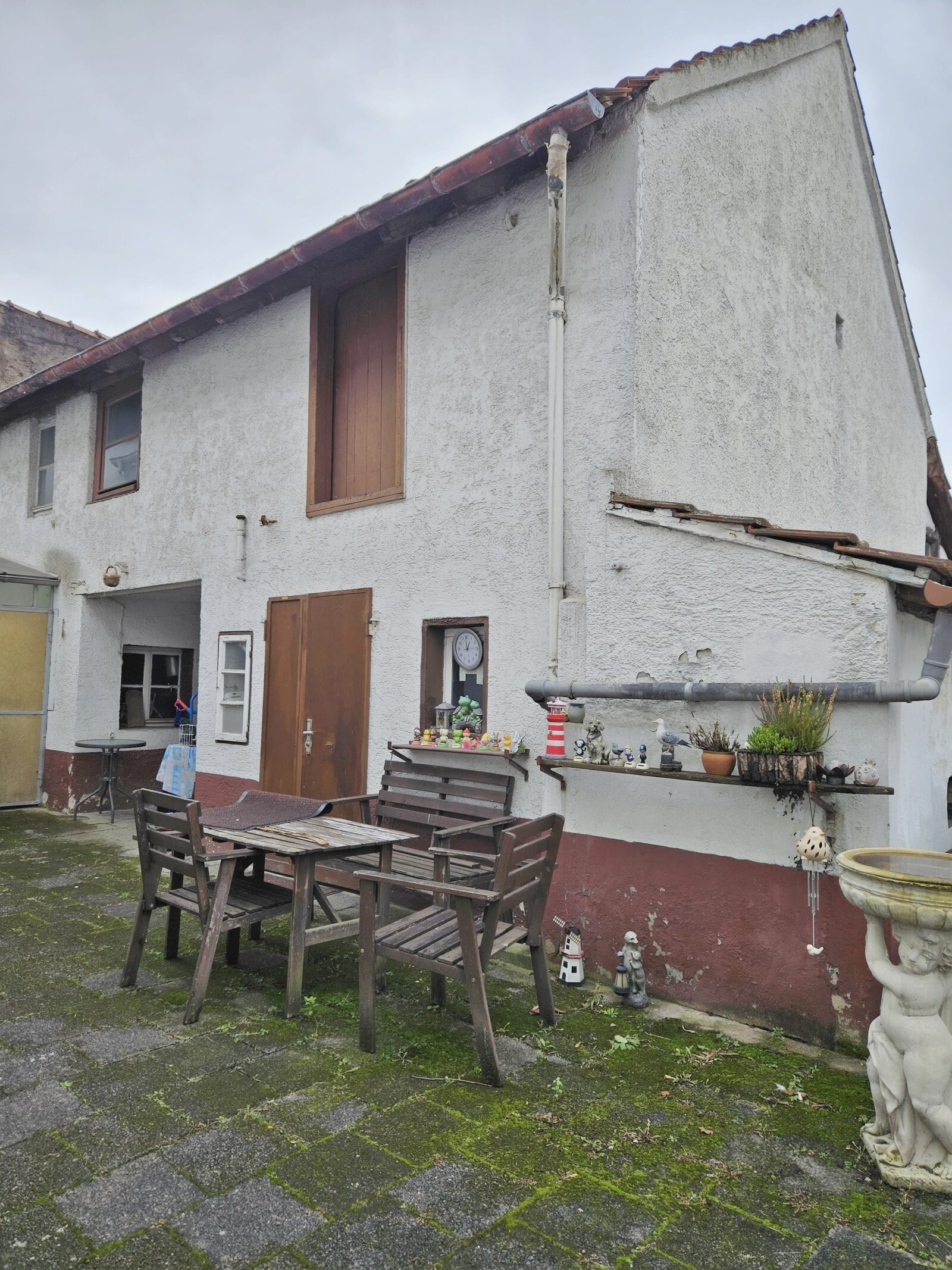 1-2 Familienhaus mit weiterer Bebauungsmöglichkeit und großem Garten