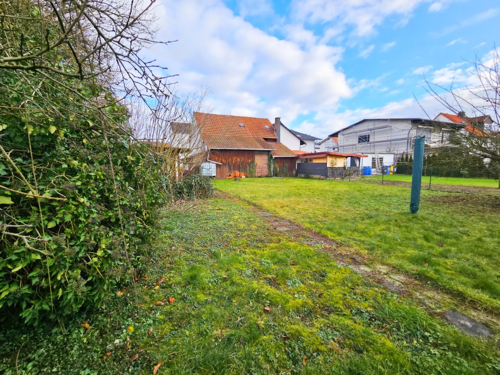 1-2 Familienhaus mit weiterer Bebauungsmöglichkeit und großem Garten