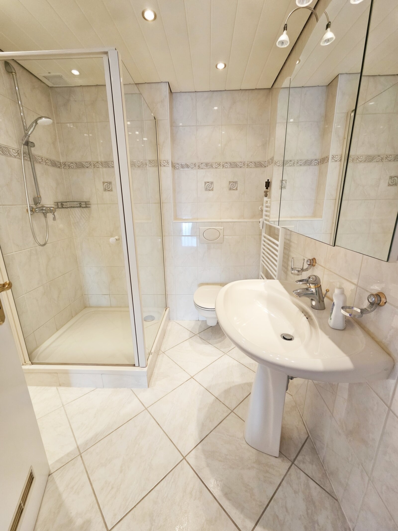 Gepflegtes Zweifamilienhaus mit Garage in ruhiger Sackgassenlage