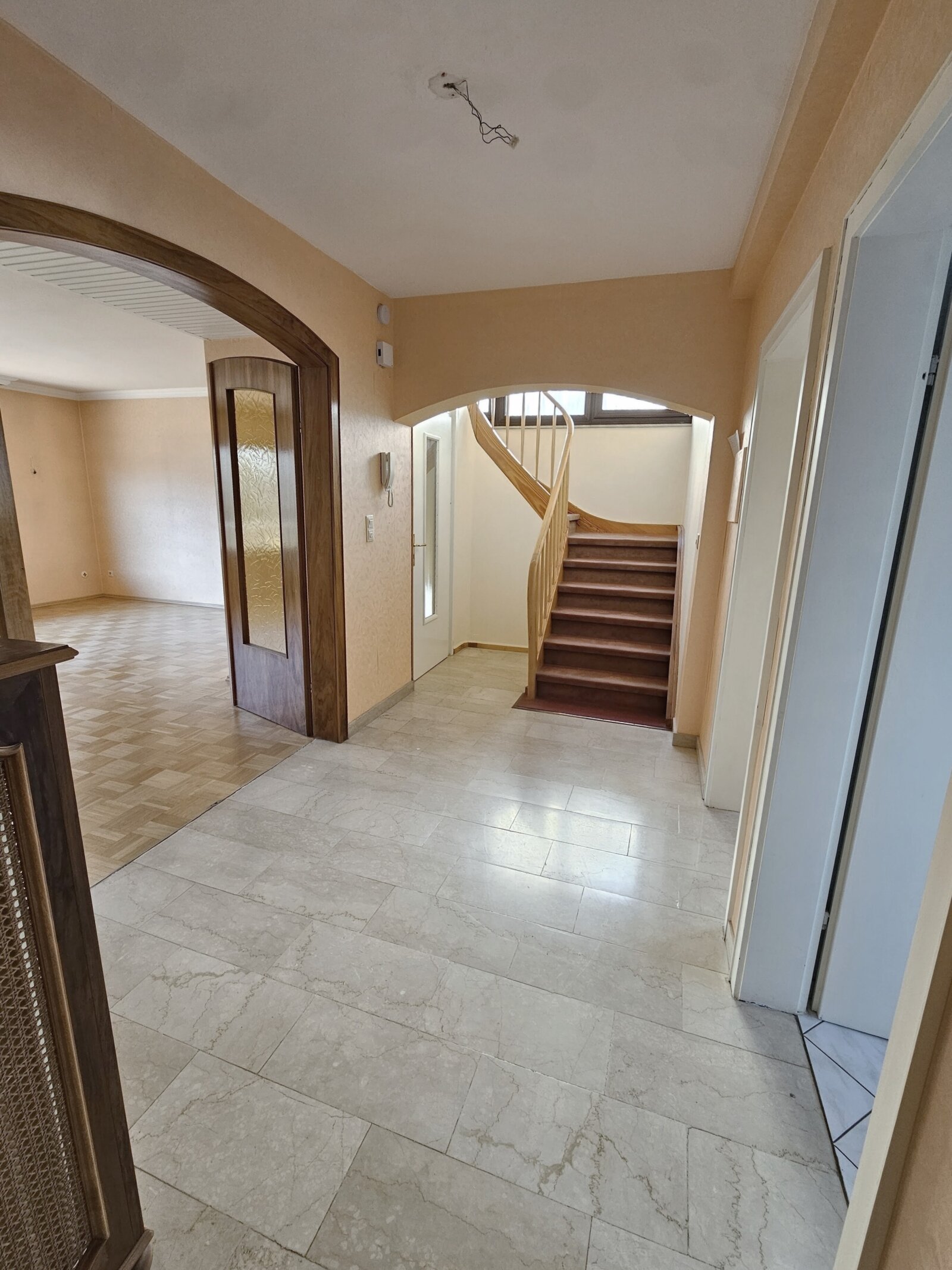 Gepflegtes Zweifamilienhaus mit Garage in ruhiger Sackgassenlage