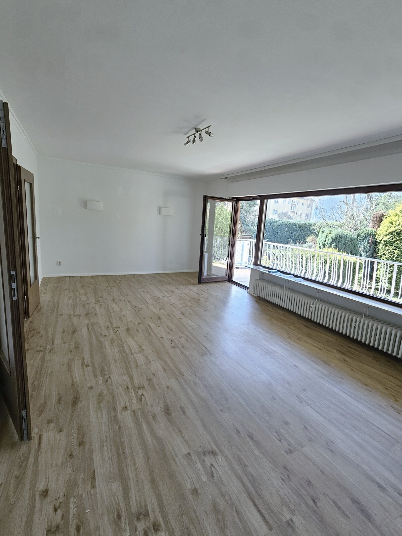 Gepflegtes Zweifamilienhaus mit Garage in ruhiger Sackgassenlage