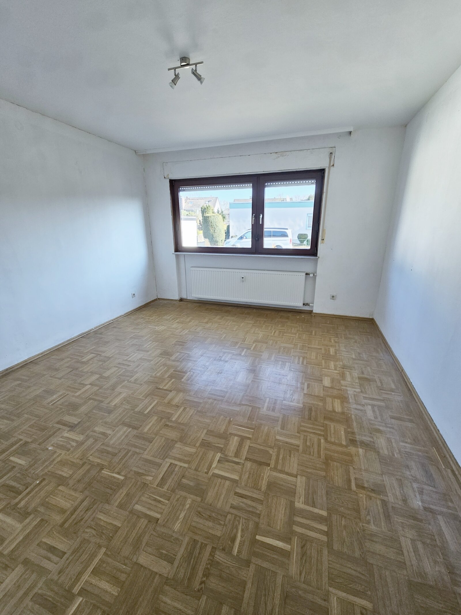 Gepflegtes Zweifamilienhaus mit Garage in ruhiger Sackgassenlage