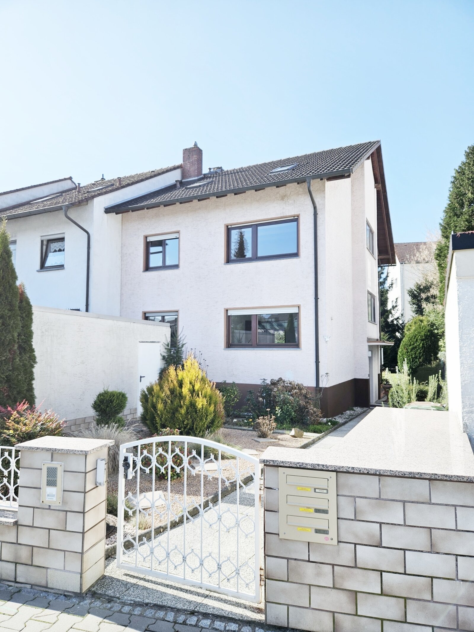 Gepflegtes Zweifamilienhaus mit Garage in ruhiger Sackgassenlage