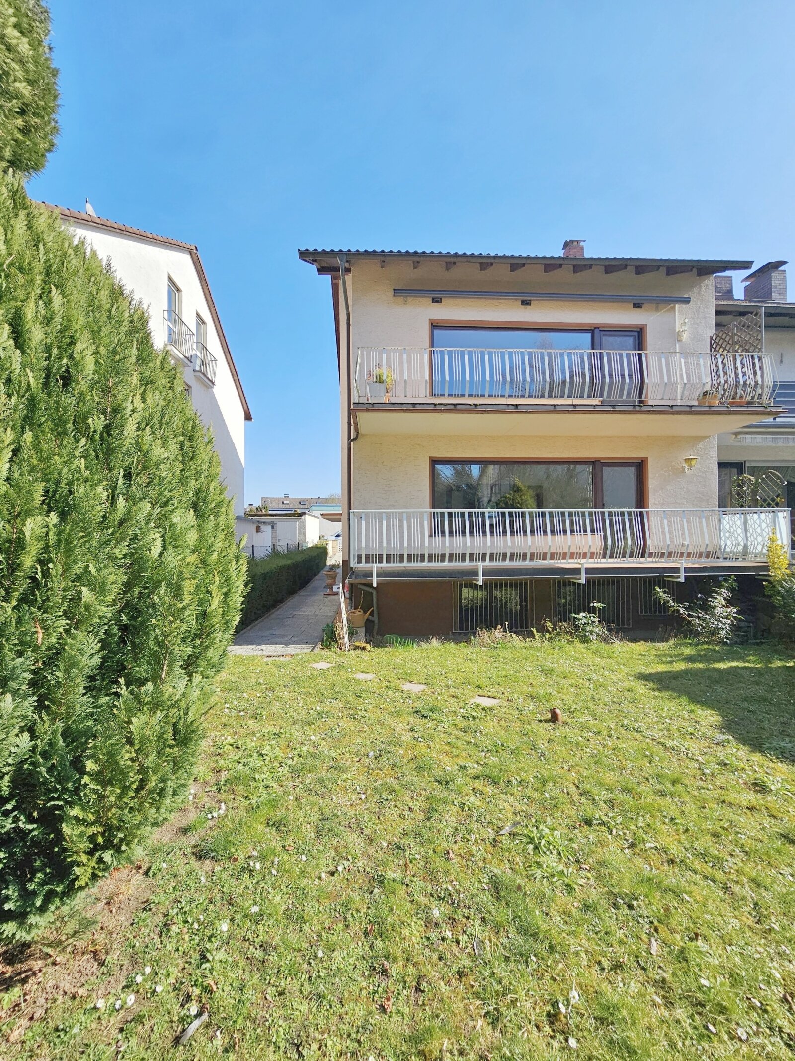 Gepflegtes Zweifamilienhaus mit Garage in ruhiger Sackgassenlage