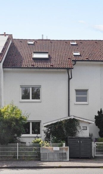 Modernisiertes Reihenhaus mit 150 m² Wohnfl. und 56 m² ausgeb. Dachgeschoss (zusätzl. Nutzfläche)