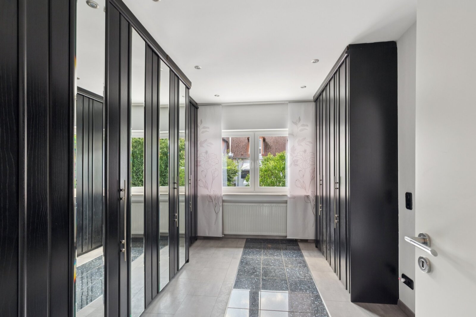 Modernisiertes Reihenhaus mit 150 m² Wohnfl. und 56 m² ausgeb. Dachgeschoss (zusätzl. Nutzfläche)