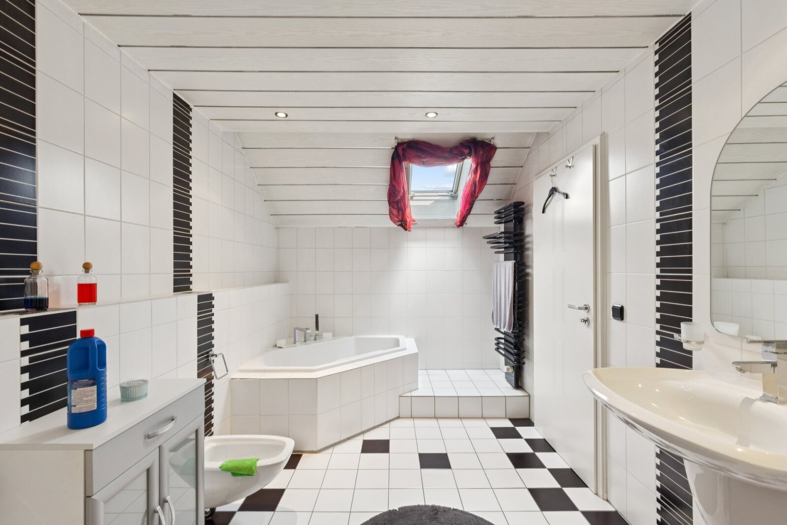 Modernisiertes Reihenhaus mit 150 m² Wohnfl. und 56 m² ausgeb. Dachgeschoss (zusätzl. Nutzfläche)