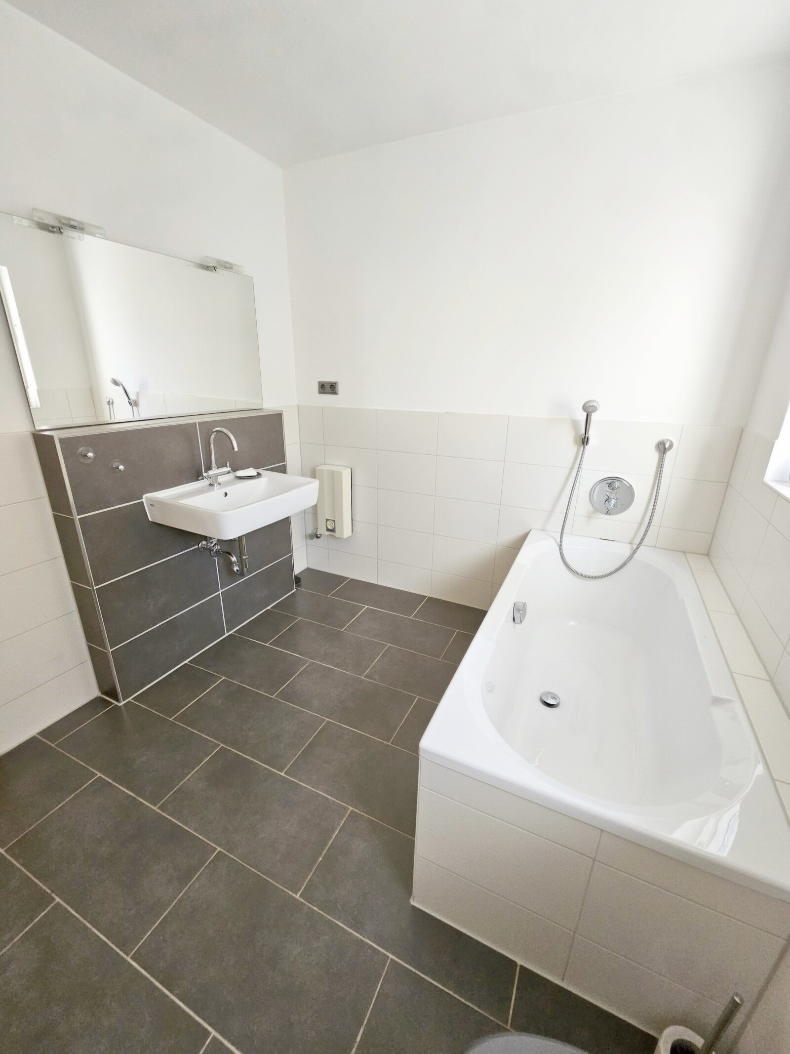 ***Modernisiertes Wohnhaus mit 3 Wohneinheiten, großem Garten und Doppelgarage***