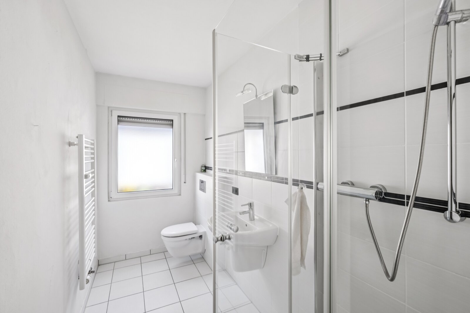 ***Modernisiertes Wohnhaus mit 3 Wohneinheiten, großem Garten und Doppelgarage***