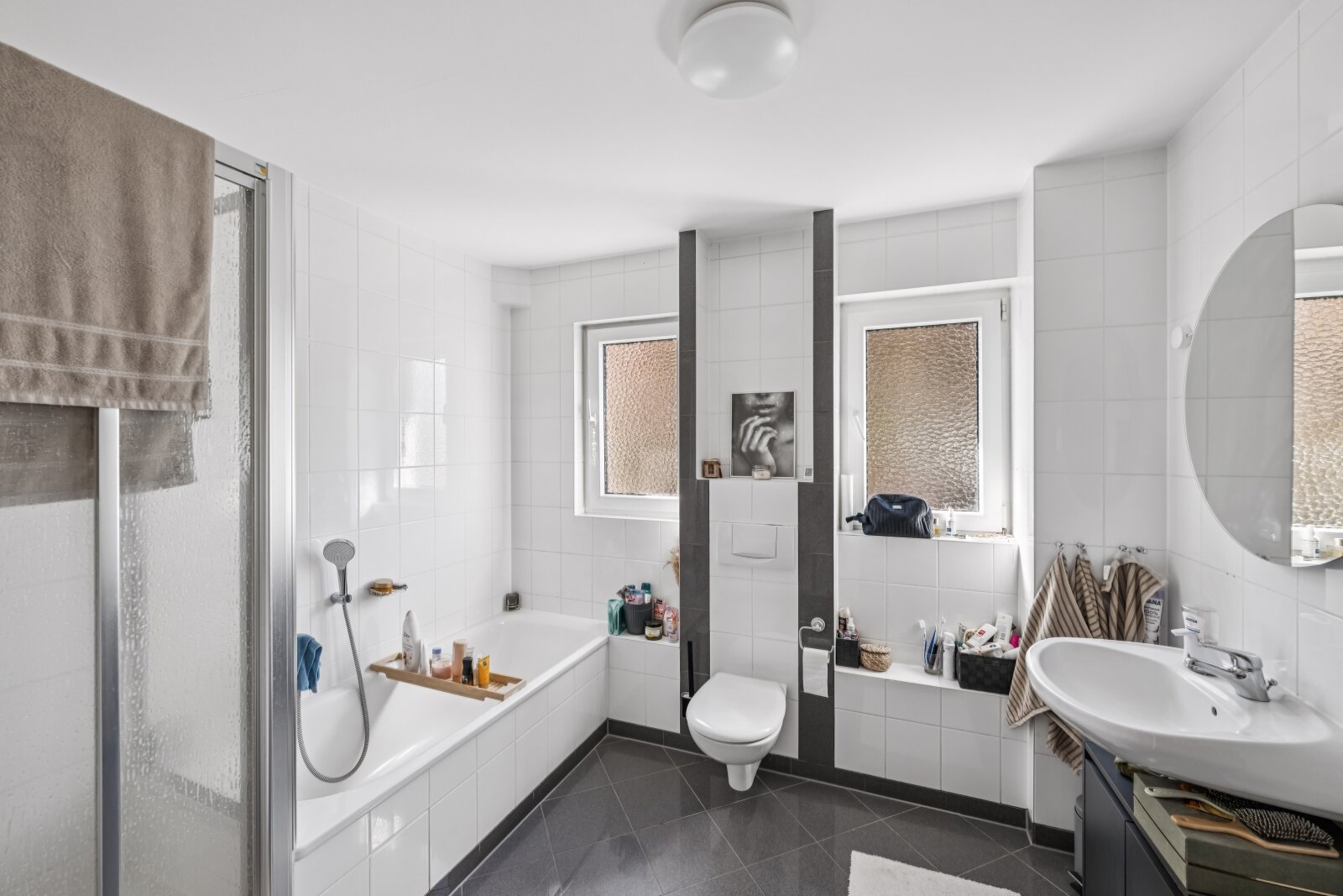 ***Modernisiertes Wohnhaus mit 3 Wohneinheiten, großem Garten und Doppelgarage***