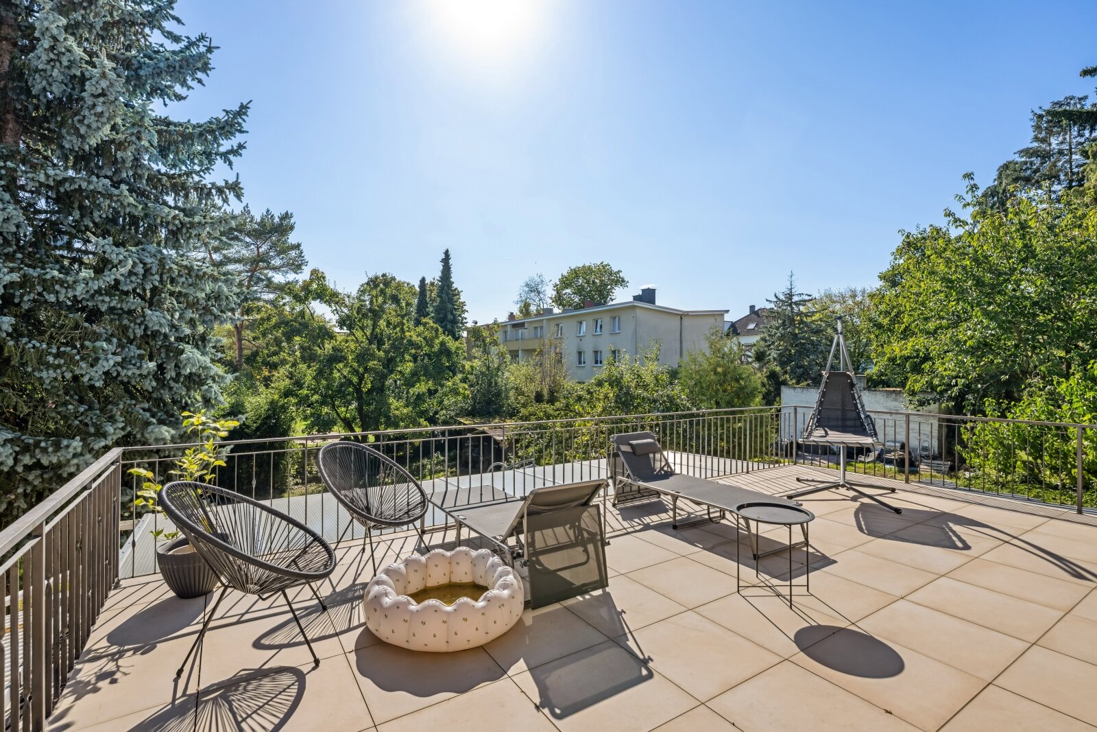 ***Modernisiertes Wohnhaus mit 3 Wohneinheiten, großem Garten und Doppelgarage***