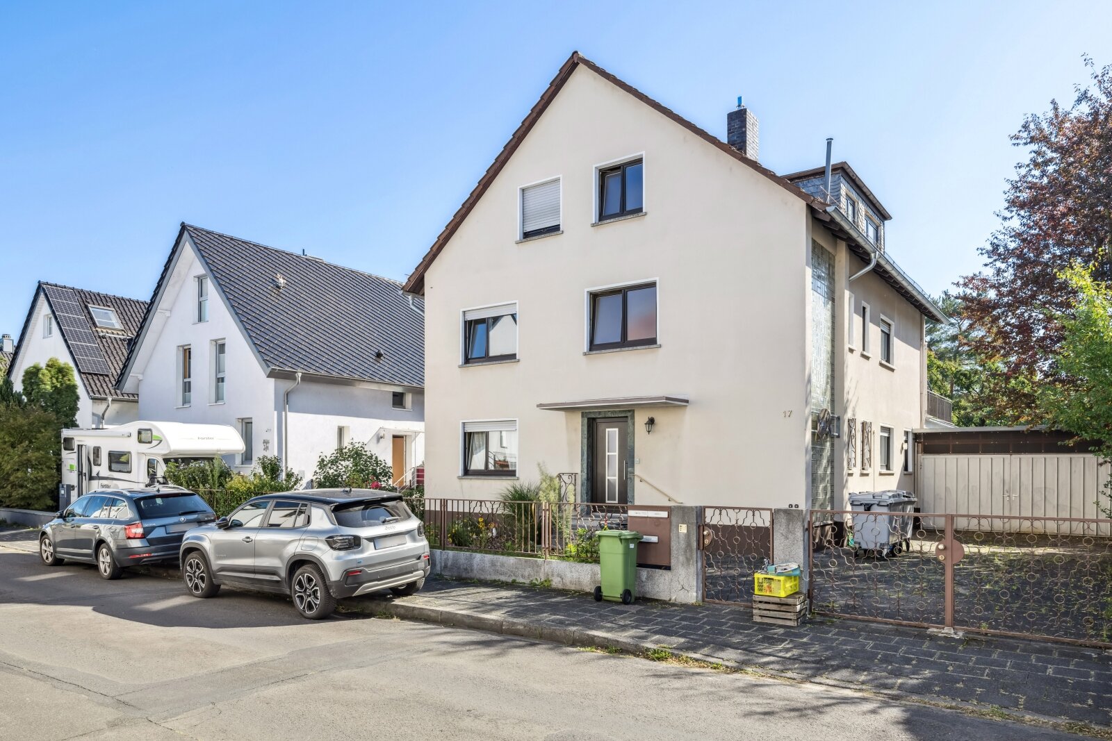 ***Modernisiertes Wohnhaus mit 3 Wohneinheiten, großem Garten und Doppelgarage***