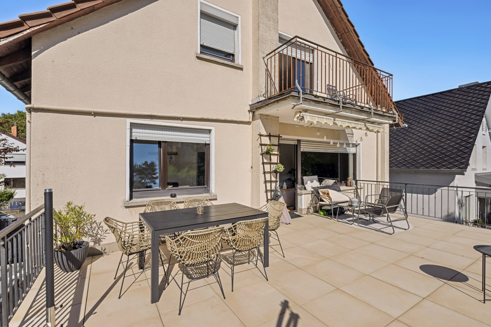 ***Modernisiertes Wohnhaus mit 3 Wohneinheiten, großem Garten und Doppelgarage***